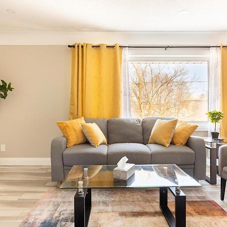 Entire 2 Bedroom Apartment Downtown - U3 Уотърлу Екстериор снимка