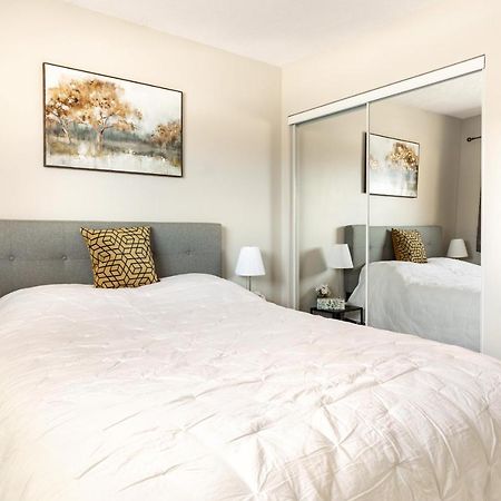 Entire 2 Bedroom Apartment Downtown - U3 Уотърлу Екстериор снимка