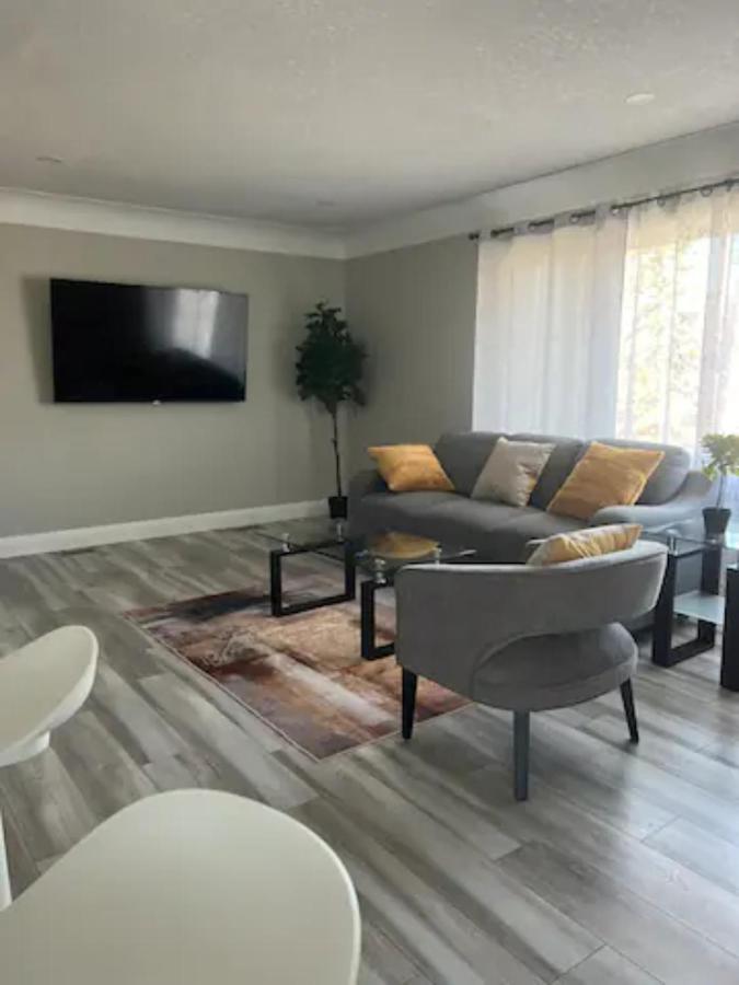 Entire 2 Bedroom Apartment Downtown - U3 Уотърлу Екстериор снимка