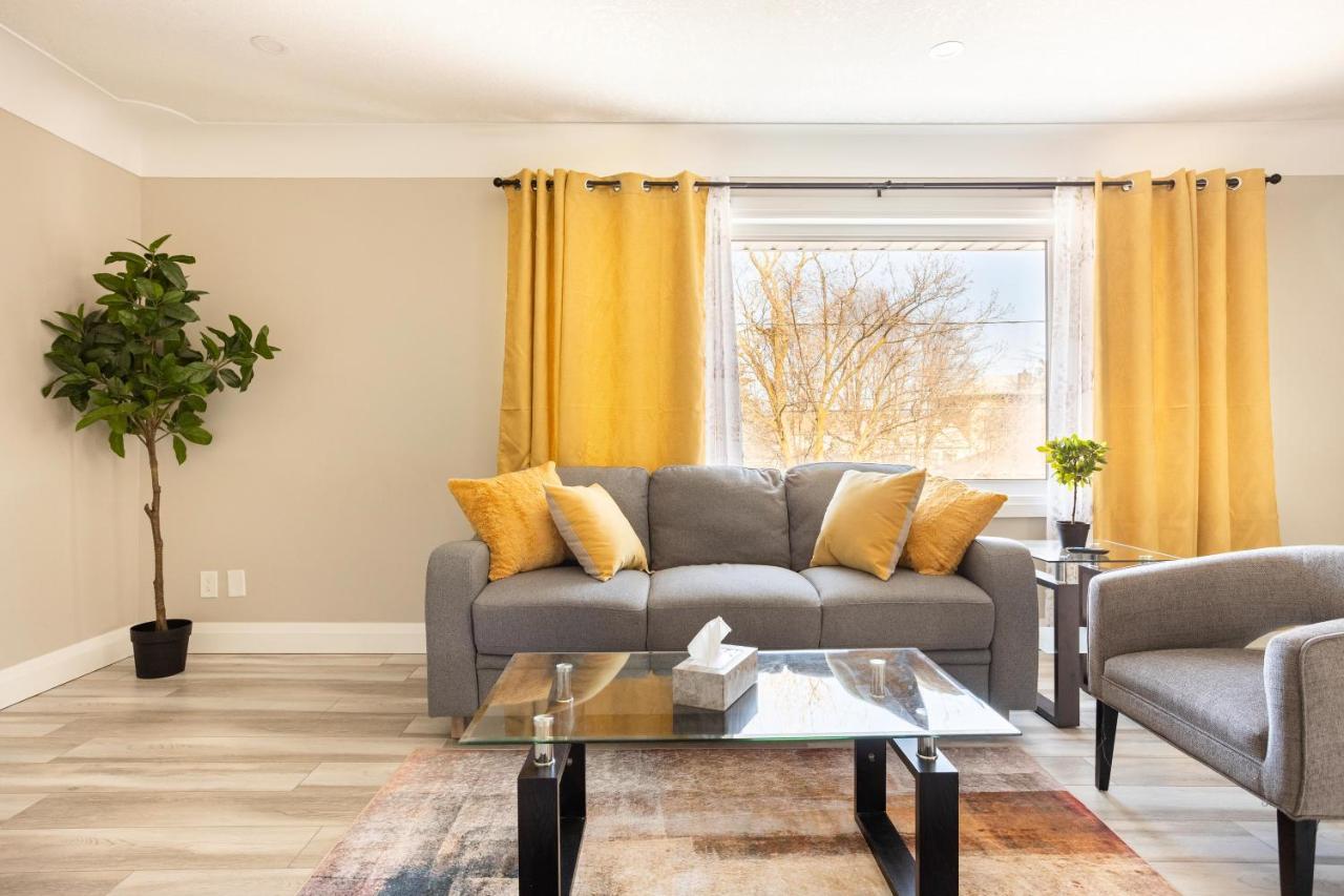 Entire 2 Bedroom Apartment Downtown - U3 Уотърлу Екстериор снимка