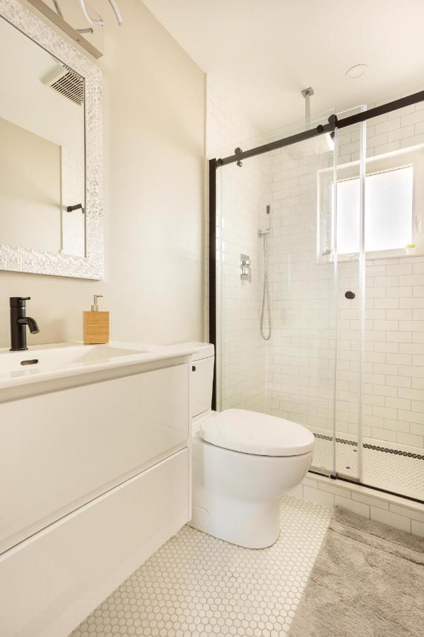Entire 2 Bedroom Apartment Downtown - U3 Уотърлу Екстериор снимка